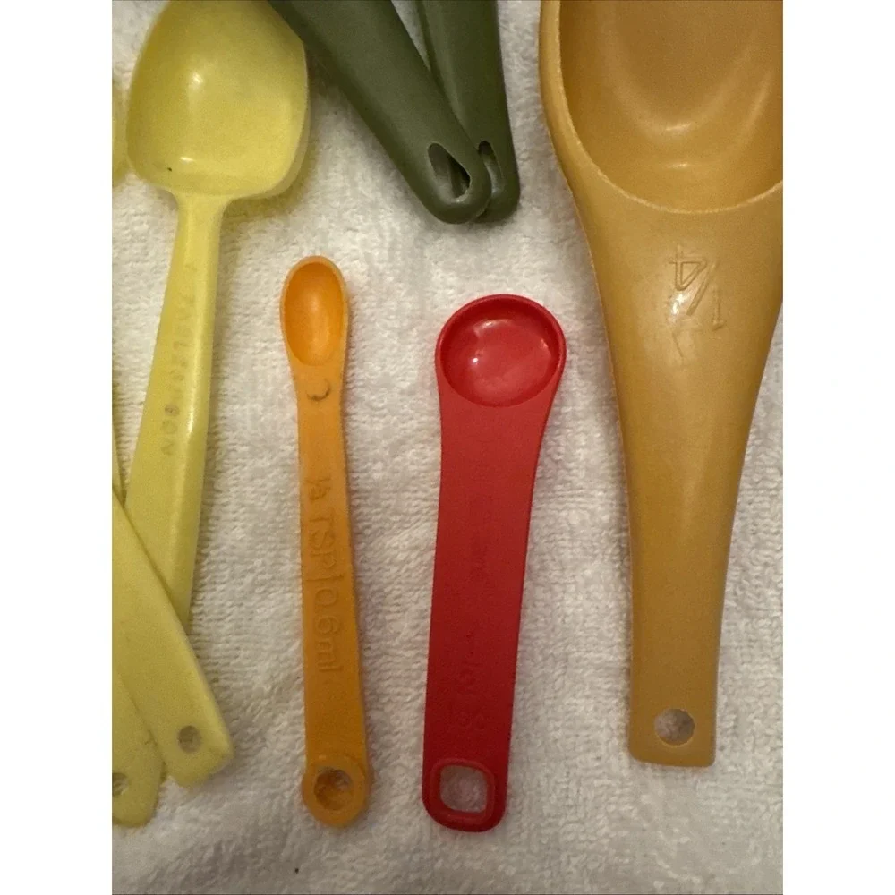 TUPPERWARE Vintage 12 Piece Lot-Pie Slicer, Scoops, and Measuring Spoons